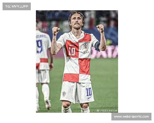 终场哨响,克罗地亚老将莫德里奇跪地掩面庆祝关键胜利